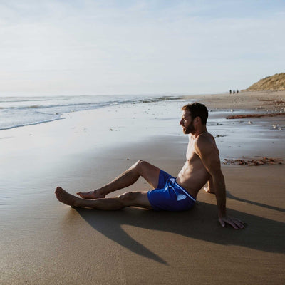 Short de bain homme bleu roi en polyester recyclé - details blancs - BLUEBUCK